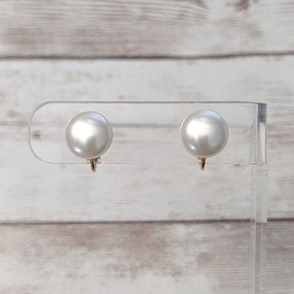 Vintage Clip On Earrings - Dainty Just Under 0.5" - Picture 1 of 7